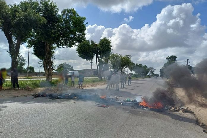 Protesto por falta de água bloqueia trecho da BR-104, em Rio Largo
