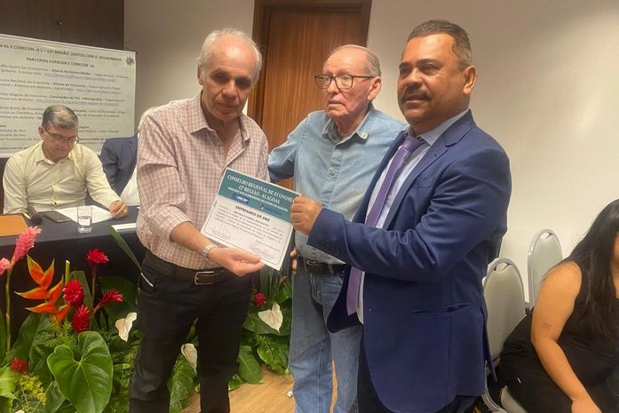 Economistas alagoanos homenageiam presidente da JOGRAF com título de Empresário do Ano