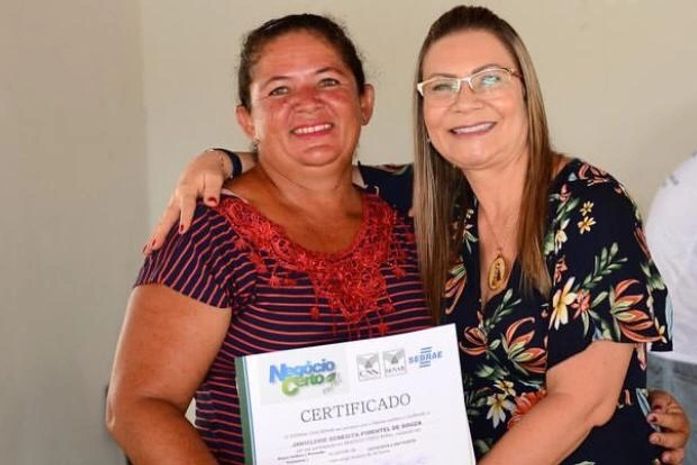 Prefeita Santana Mariano realizou a entrega dos certificados.