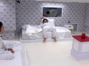 Manu Gavassi aperta o botão e encerra o quarto branco