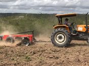 Apoio ao produtor: agricultura de Branquinha realiza serviços de preparação de solo para plantio