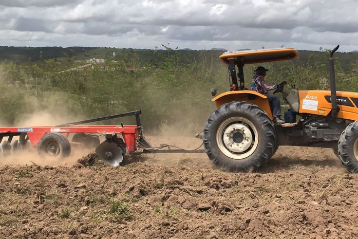 Apoio ao produtor: agricultura de Branquinha realiza serviços de preparação de solo para plantio