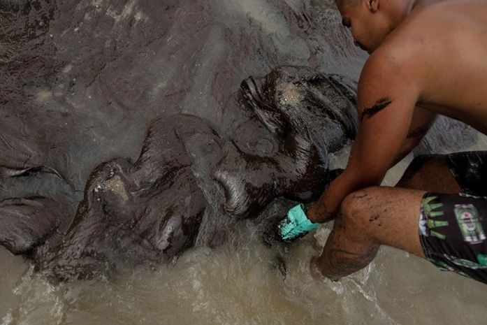 Embarcação suspeita de derramamento passará pelo Brasil em sua viagem até a Venezuela