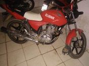 Moto CG 150 estava abandonada no bairro dos sem terra