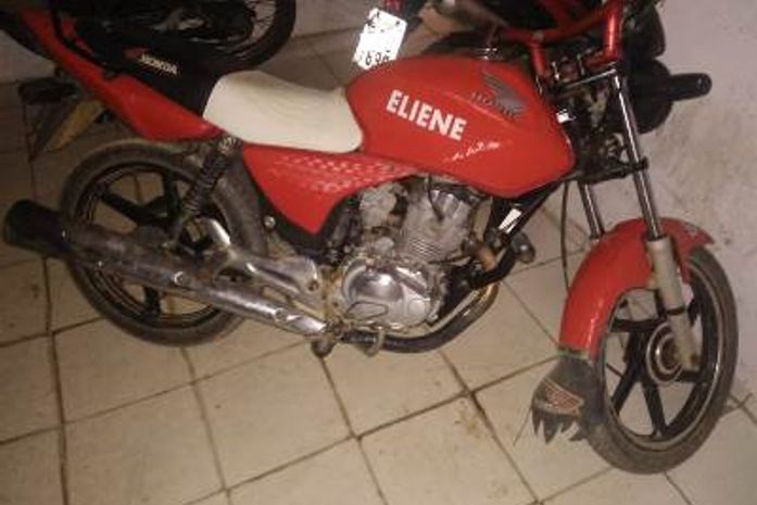 Moto CG 150 estava abandonada no bairro dos sem terra