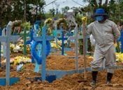 Média móvel de mortes por Covid bate recorde pelo quinto dia seguido no Brasil
