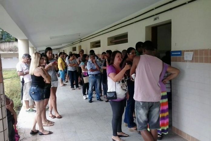 Eleitores fazem fila em escola Princesa Isabel