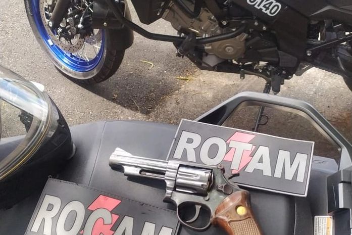 Denunciados pela população, ocupantes de veículo que praticaram roubos são em presos em flagrante