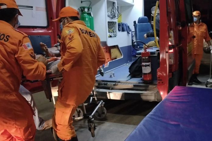 Motorista foge após atropelar casal em moto em um trecho da AL-115