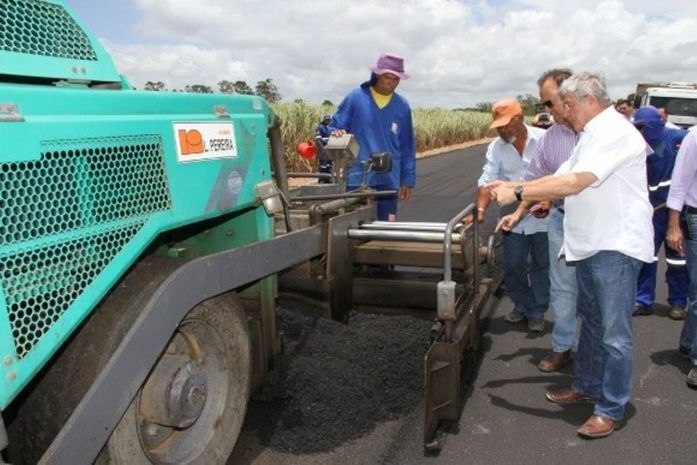 Governador entrega equipamentos agrícolas e visita obras na rodovia AL 105