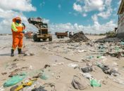Prefeitura recolheu cerca de 720 toneladas de lixo por mês em 2021 na orla de Maceió