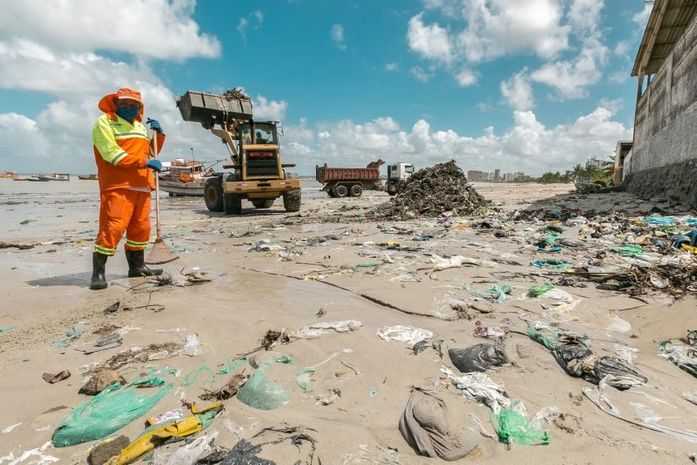 Prefeitura recolheu cerca de 720 toneladas de lixo por mês em 2021 na orla de Maceió