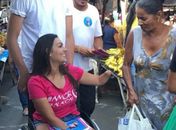 Nas feiras livres pelo interior e capital Thaise panfletando junto com o povo