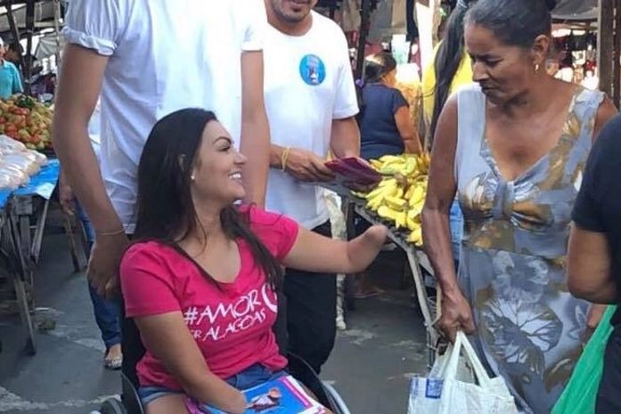 Nas feiras livres pelo interior e capital Thaise panfletando junto com o povo