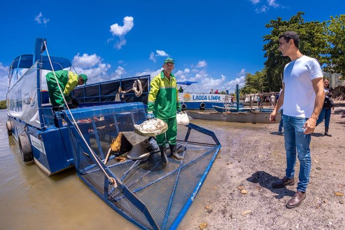Metodologia inovadora: Prefeito JHC lança ecoboat para atuar na limpeza da lagoa