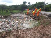 Após chuvas, equipes recolhem toneladas de lixo em Maceió