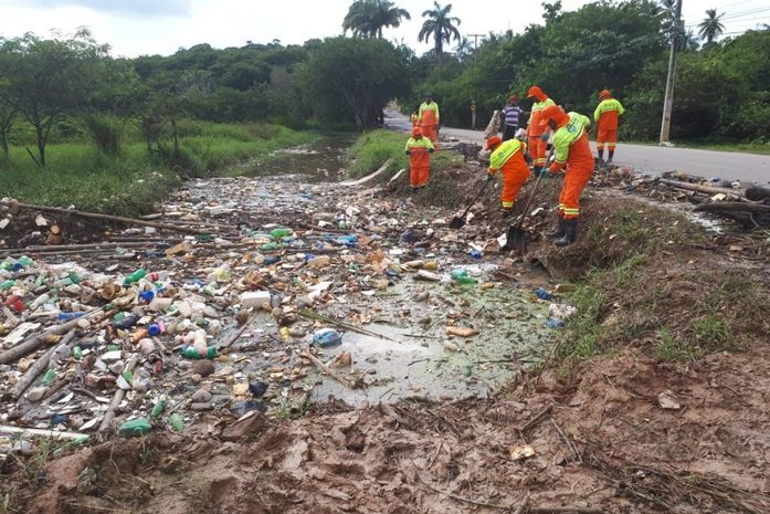 Após chuvas, equipes recolhem toneladas de lixo em Maceió