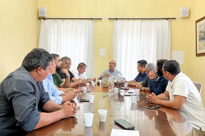Prefeito Ronaldo Lopes e vereadores de situação reafirmam compromisso com aumento salarial dos professores de Penedo