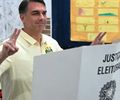 Flávio Bolsonaro vota no Rio e pede fim da ‘era do atraso’ 