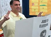 Flávio Bolsonaro vota no Rio e pede fim da ‘era do atraso’ 