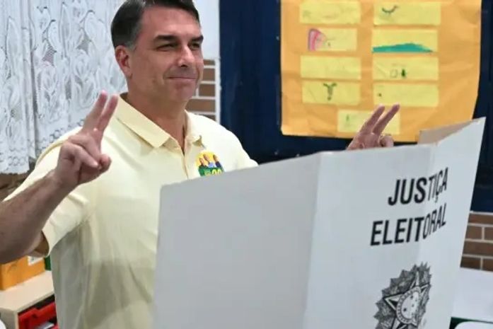 Flávio Bolsonaro vota no Rio e pede fim da ‘era do atraso’