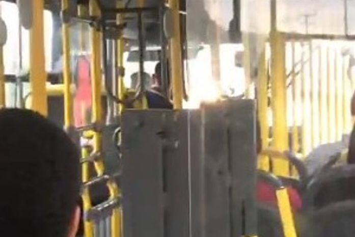 Vídeo: Motorista de ônibus e passageiros discutem após ele negar abrir porta para usuária em Maceió