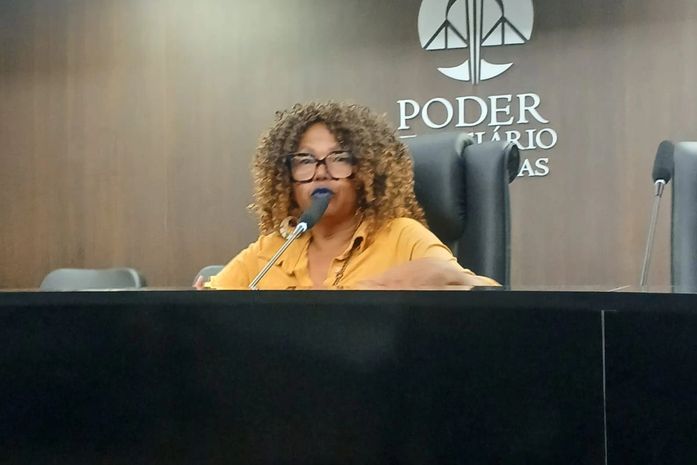 Convidada, esta ativista, Arísia Barros, falou sobre “Letramento Racial para Adotantes”, no TJ. Tão bom!