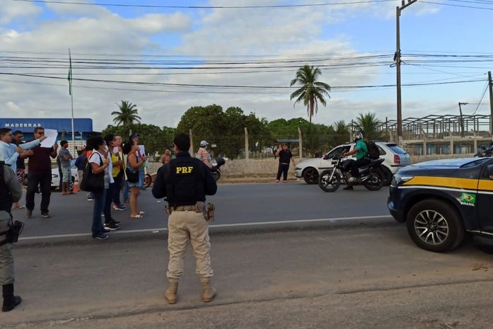 Em mais um protesto contra a Veleiro, moradores bloqueiam passagem de veículos em Rio Largo