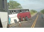Acidente com dois ônibus de romeiros de AL, deixa ao menos quatro mortos em Pernambuco