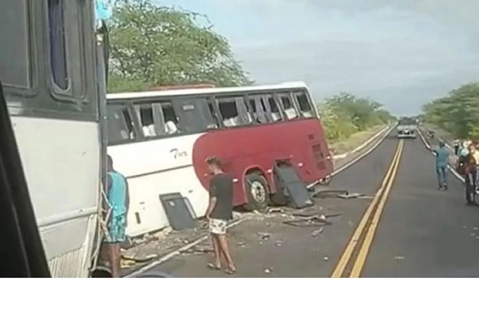 Acidente com dois ônibus de romeiros de AL, deixa ao menos quatro mortos em Pernambuco