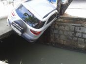 Motorista perde o controle do veículo e quase cai em galeria pluvial