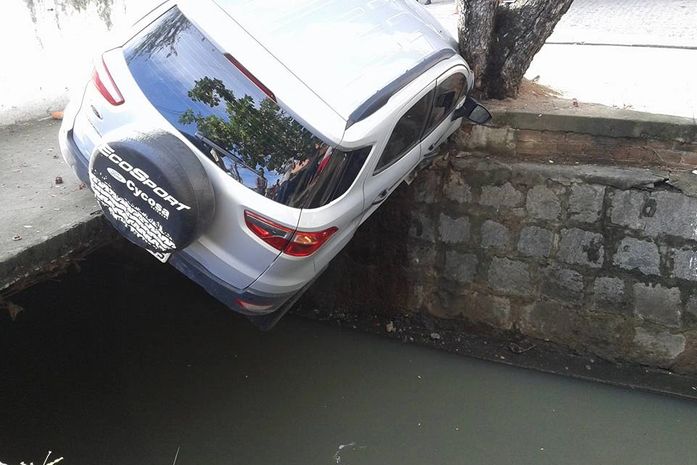 Motorista perde o controle do veículo e quase cai em galeria pluvial