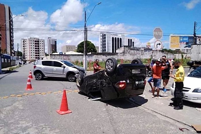 Após colisão, veículo capota e atinge ciclista no bairro do Farol; veja vídeo