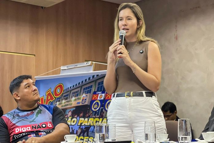 Cibele Moura defende comunidade escolar e destaca projeto contra progressão automática em sessão na Assembleia