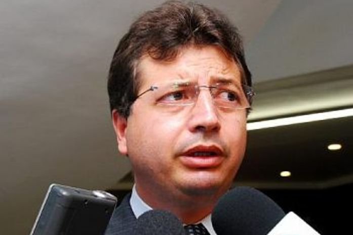 Alvo de operação combinada, Coaracy Fonseca desafia a máquina do poder