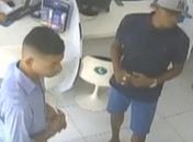 Dupla que assaltou a loja