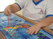 Peças são feitas com técnicas em crochê, tenerife, filé, tornearia e marcenaria, além de caixas, descansos de panelas, colheres de pau, peças de vestuários e para o lar