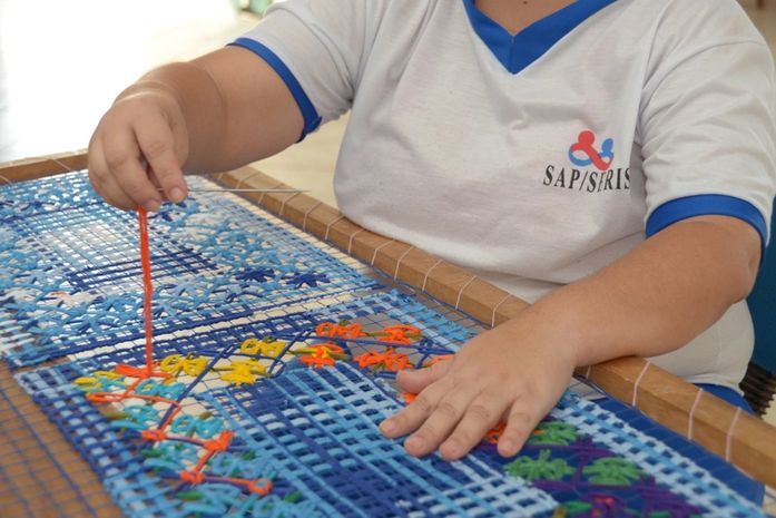 Peças são feitas com técnicas em crochê, tenerife, filé, tornearia e marcenaria, além de caixas, descansos de panelas, colheres de pau, peças de vestuários e para o lar