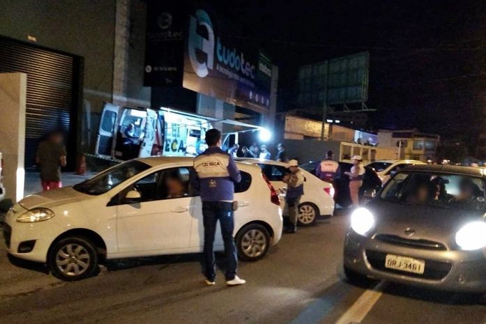 Três condutores foram presos em flagrante por conduzir veículo automotor em estado claro de embriaguez ao volante, e outros 22 foram autuados.