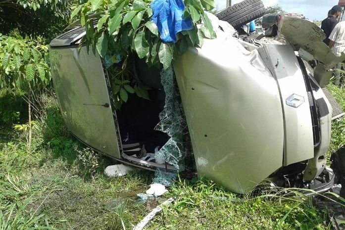 Colisão entre carros de passeio deixa policial militar e outra vítima feridos na BR 101
