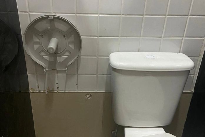 Enquanto isso, na Assembleia: “Toc toc toc... Eu quero papel higiênico!