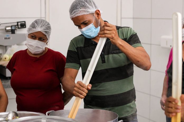Merendeiros falam da importância da participação masculina nas cozinhas da rede pública de ensino de Maceió