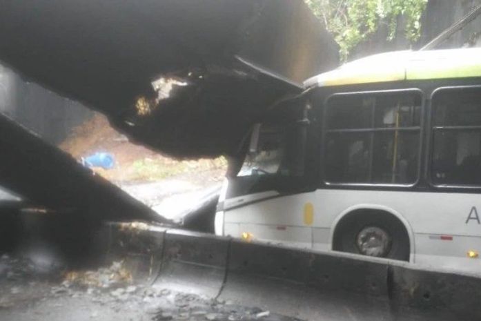 Túnel Acústico desaba sobre ônibus em São Conrado; Rio entra em estágio de crise