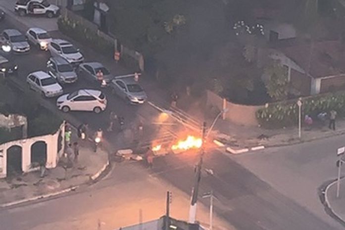 Moradores bloqueiam via para protestar contra a falta de água, no bairro Gruta de Lourdes em Maceió.