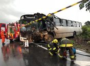 Colisão entre ônibus e carreta deixa três feridos na BR 316