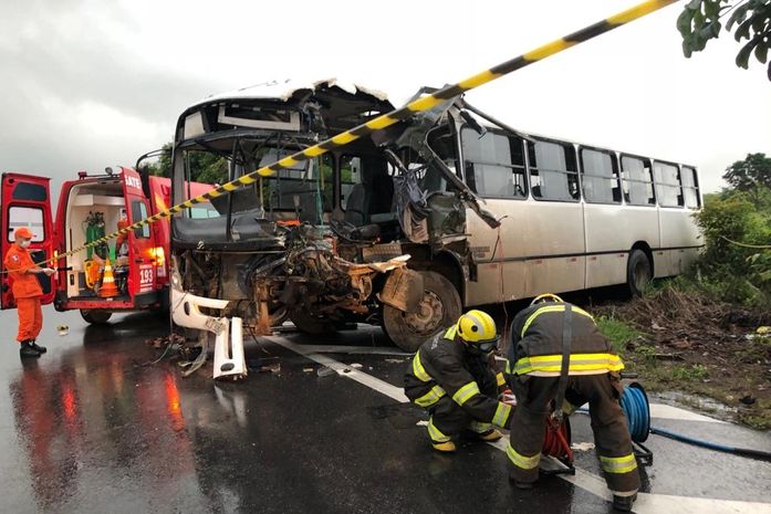 Colisão entre ônibus e carreta deixa três feridos na BR 316