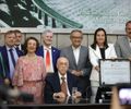 Deputada Fátima Canuto homenageia Dr. Milton Hênio com Comenda do Mérito Legislativo Tavares Bastos em sessão emocionante