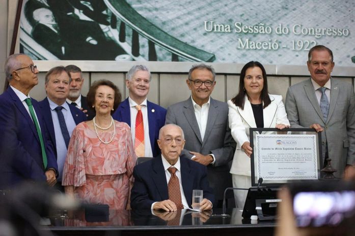 Deputada Fátima Canuto homenageia Dr. Milton Hênio com Comenda do Mérito Legislativo Tavares Bastos em sessão emocionante