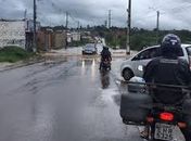 Temporal na tarde desta sexta (27) em Arapiraca alagou ruas e o trânsito ficou lento