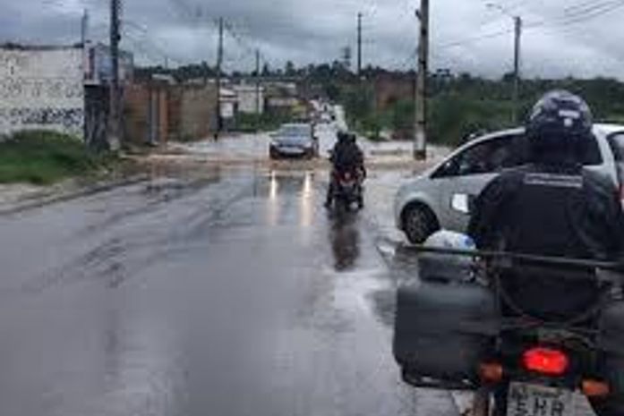 Temporal na tarde desta sexta (27) em Arapiraca alagou ruas e o trânsito ficou lento